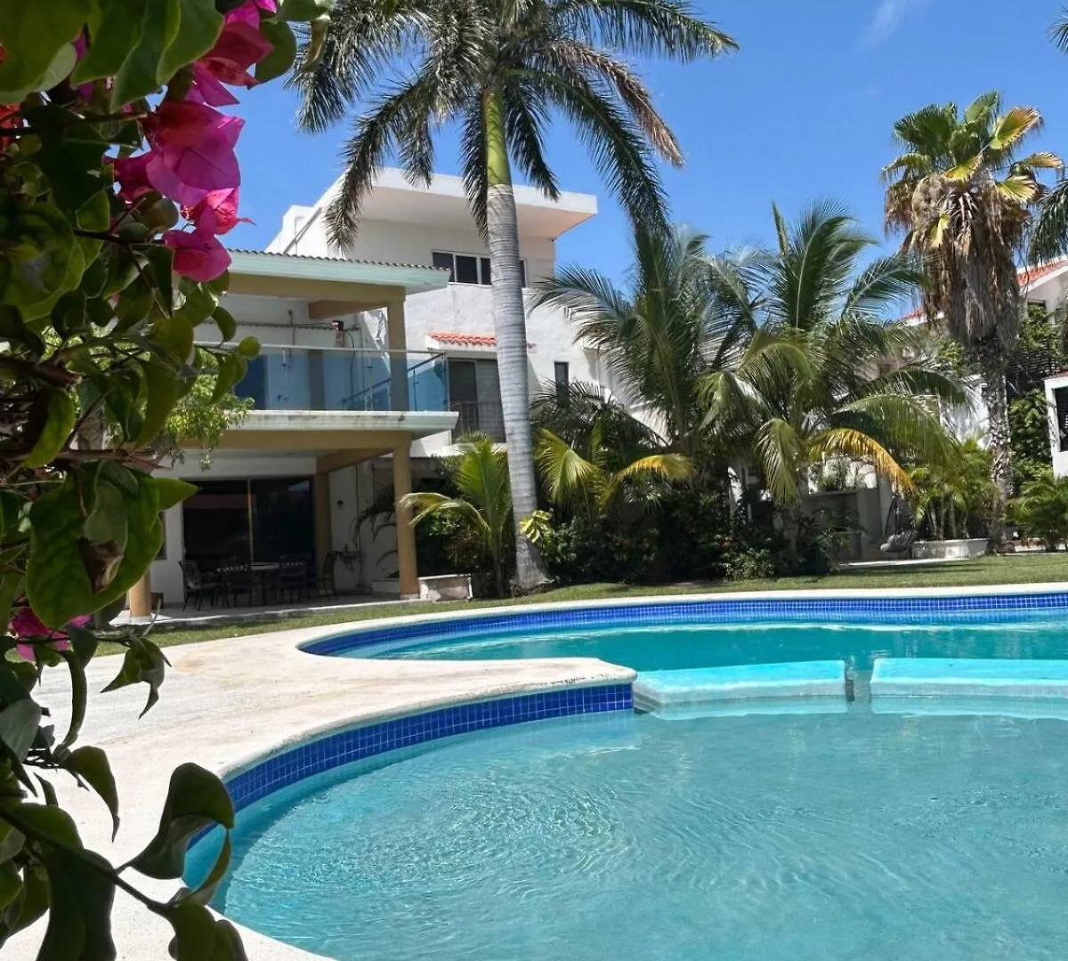 Casa Cancun Zona Hotelera contacts